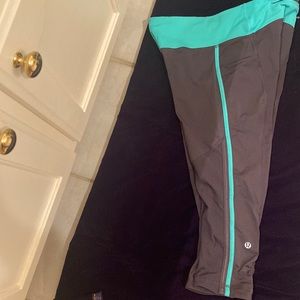 Lululemon cropped size 8 mint and gray color
